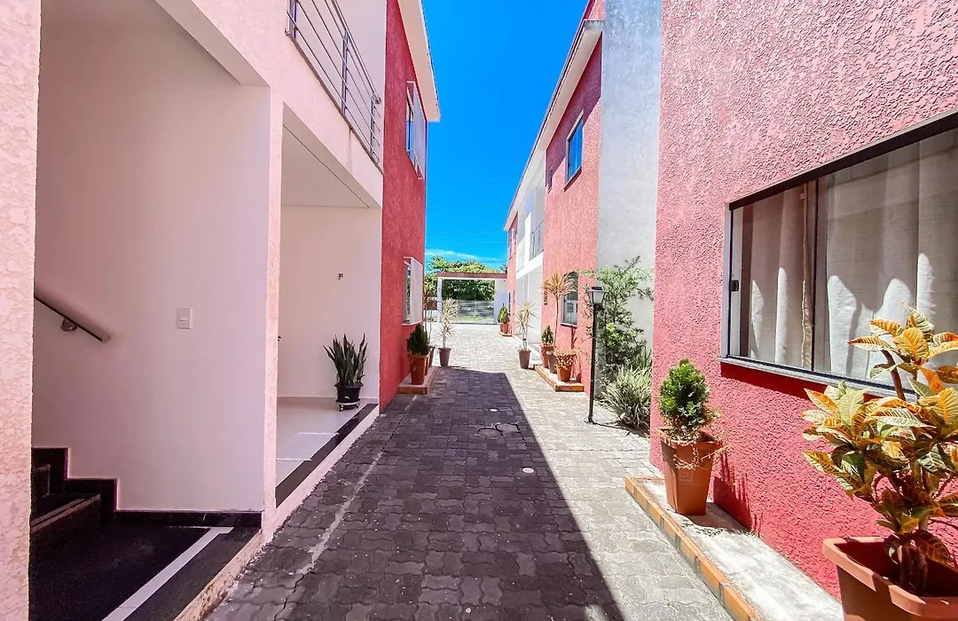 Apê pavimento superior com 3 quartos com ar condicionado, varanda e suite com vista para a piscina e internet privativa, a poucos metros da Praia de Taperapuã. Residencial Jardins de Taperapuã, condomínio com piscina, 2 vagas de garagem e área gourme-1