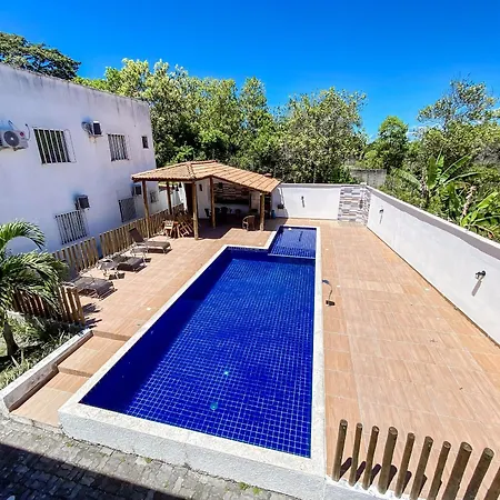 Apê pavimento superior com 3 quartos com ar condicionado, varanda e suite com vista para a piscina e internet privativa, a poucos metros da Praia de Taperapuã. Residencial Jardins de Taperapuã, condomínio com piscina, 2 vagas de garagem e área gourme-2